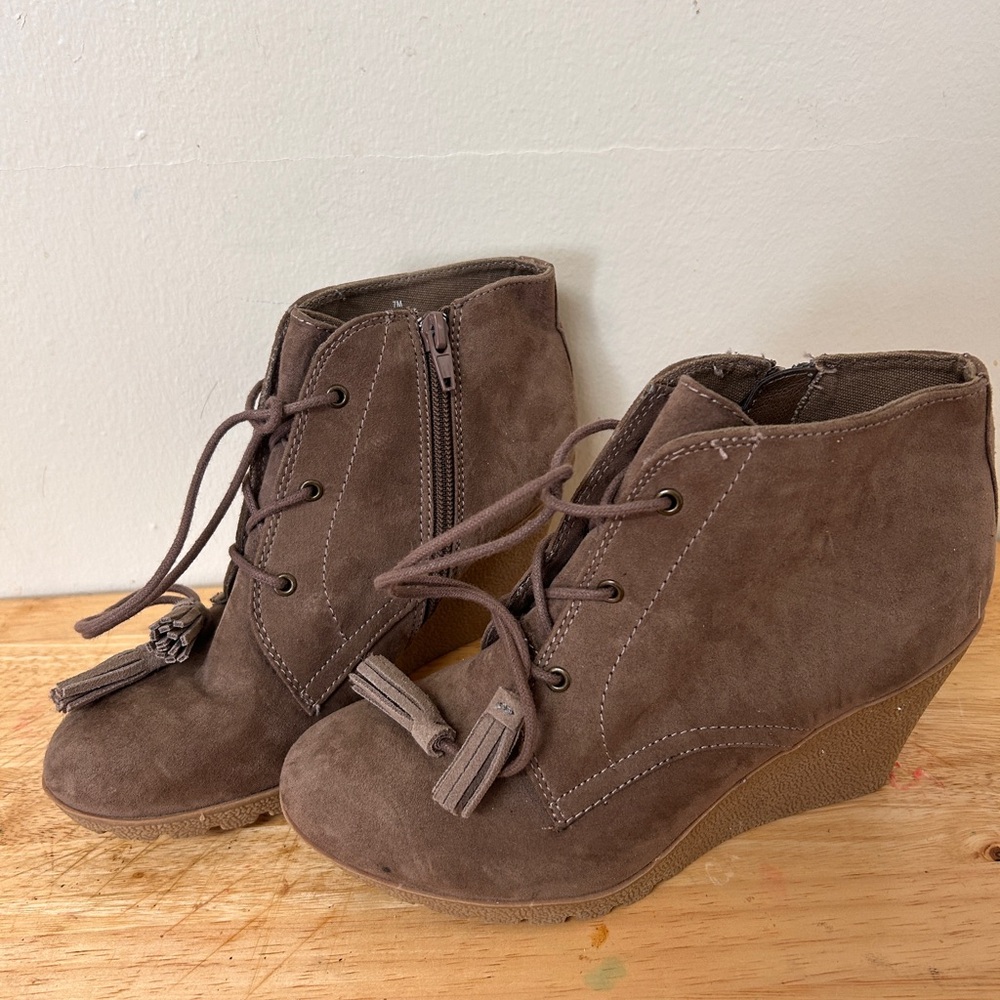 Mia Baylie Brown Suede Wedge Booties‎ with Lace-Up Detail size 7M